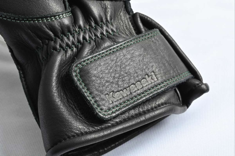 2021-2022秋冬ライディングウェアカタログ|カワサキ|ウインターグローブGBW|’21-’22秋冬ライディングウェアカタログ〈カワサキ〉さりげなく”Kawasaki”をアピール