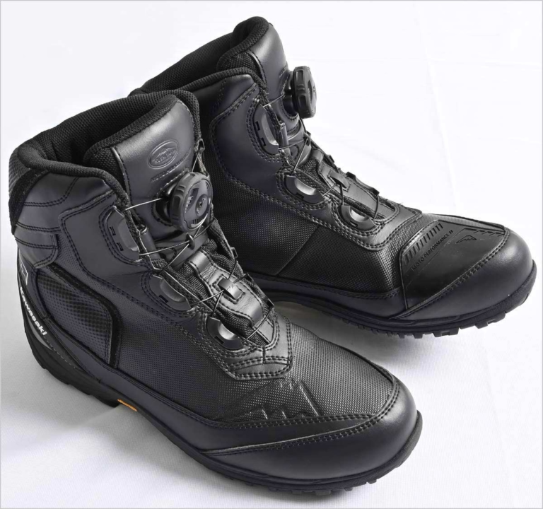 2021-2022秋冬ライディングウェアカタログ|カワサキ アドーネシューズ|’21-’22秋冬ライディングウェアカタログ〈カワサキ〉さりげなく”Kawasaki”をアピール