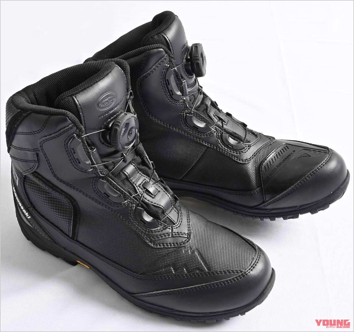 2021-2022秋冬ライディングウェアカタログ|カワサキ アドーネシューズ|’21-’22秋冬ライディングウェアカタログ〈カワサキ〉さりげなく”Kawasaki”をアピール