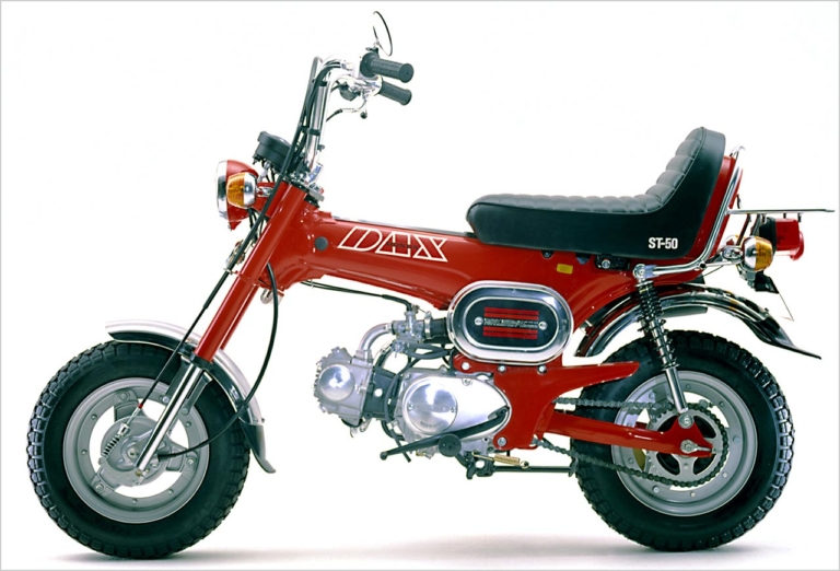 '79 ダックスホンダST50-C|モンキーとの差別化だっ! 復活ダックスは5速MTでキマリと思いきや、4速クラッチレス説浮上!?〈YM未来予想〉