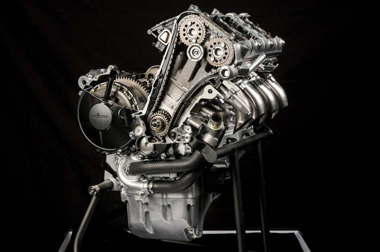 ホンダCBR1000RR-Rファイアーブレード|エンジン|CBR1000RR-Rに初代の白トリコロールが来る?!〈YM未来予想:ホンダCBR-RRシリーズ30周年記念モデル〉