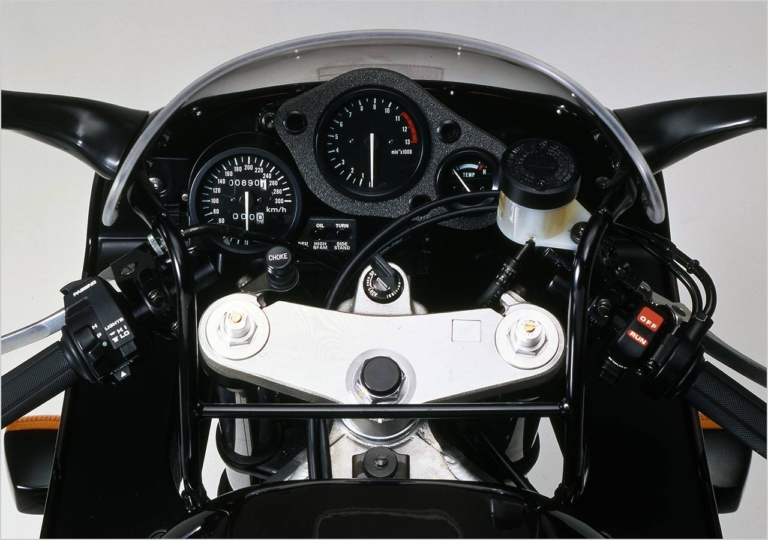 '92ホンダCBR1000RRファイアーブレード|コックピット|CBR1000RR-Rに初代の白トリコロールが来る?!〈YM未来予想:ホンダCBR-RRシリーズ30周年記念モデル〉