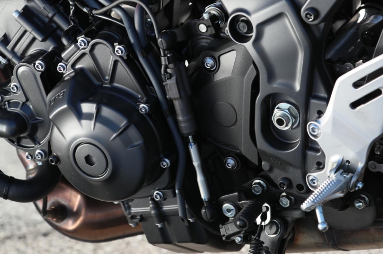 ヤマハ MT-09 SP|クイックシフター|ヤマハMT-09 SP試乗インプレッション【より熱く濃く! 官能的な異色作】