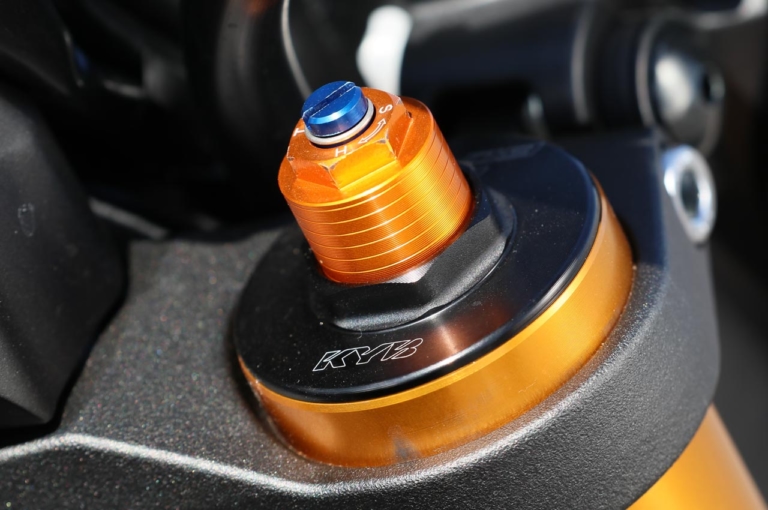 ヤマハ MT-09 SP|サスペンション|ヤマハMT-09 SP試乗インプレッション【より熱く濃く! 官能的な異色作】