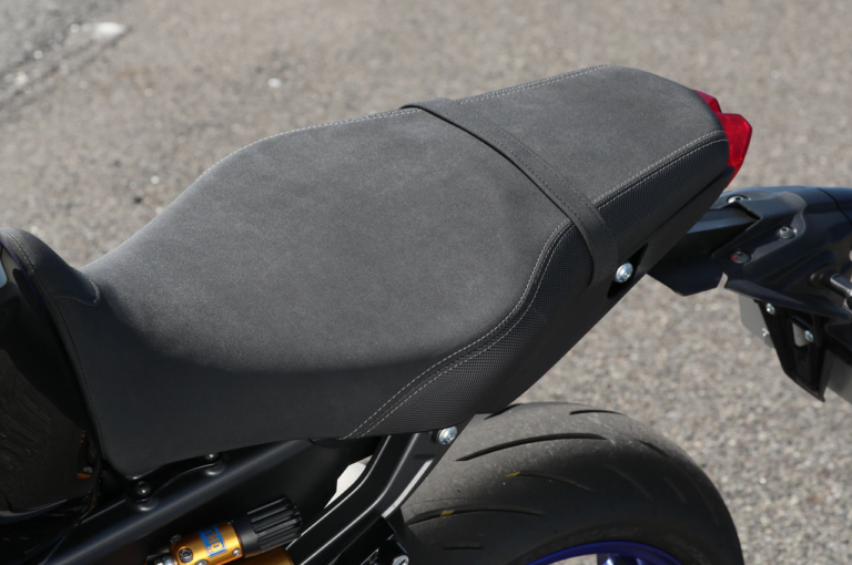 ヤマハ MT-09 SP|シート|ヤマハMT-09 SP試乗インプレッション【より熱く濃く! 官能的な異色作】