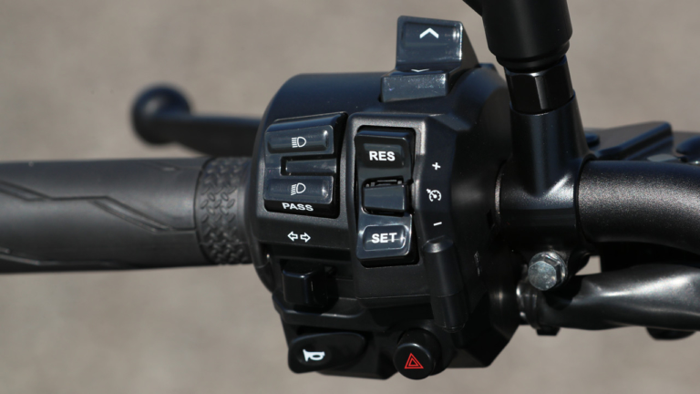 ヤマハ MT-09 SP|グリップまわり|ヤマハMT-09 SP試乗インプレッション【より熱く濃く! 官能的な異色作】