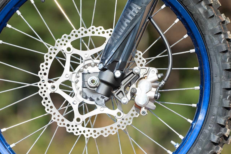 YAMAHA YZ250FX|足周り|ブレーキ|ヤマハの誇る最新モトクロッサーYZシリーズをJNCCチャンピオンが一挙試乗インプレ