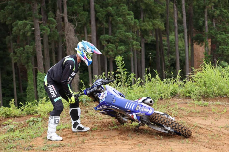 オフロードマシン|リカバリー|起こし方|転倒時に無理せず楽にマシンを起こす方法〈渡辺学のオフロードライディング指南〉