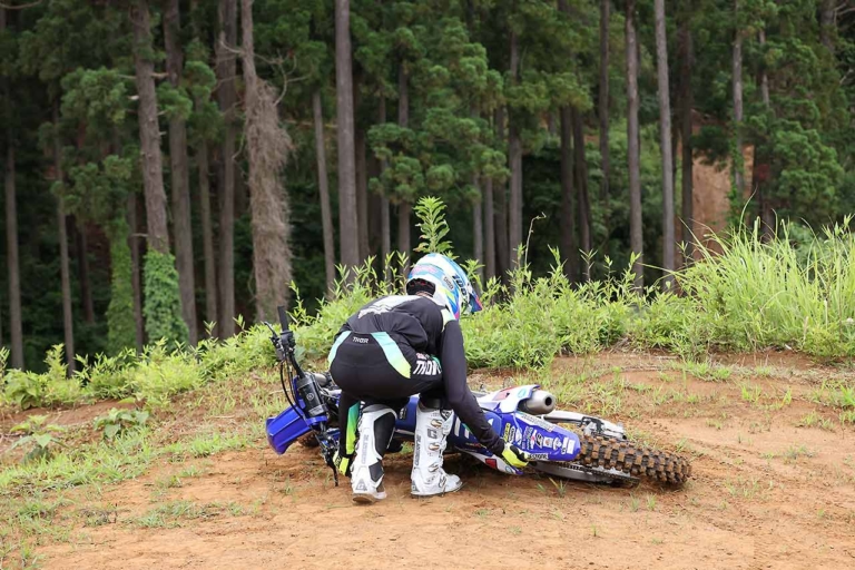 オフロードマシン|リカバリー|起こし方|転倒時に無理せず楽にマシンを起こす方法〈渡辺学のオフロードライディング指南〉