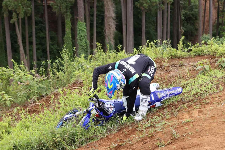 オフロードマシン|リカバリー|起こし方|転倒時に無理せず楽にマシンを起こす方法〈渡辺学のオフロードライディング指南〉