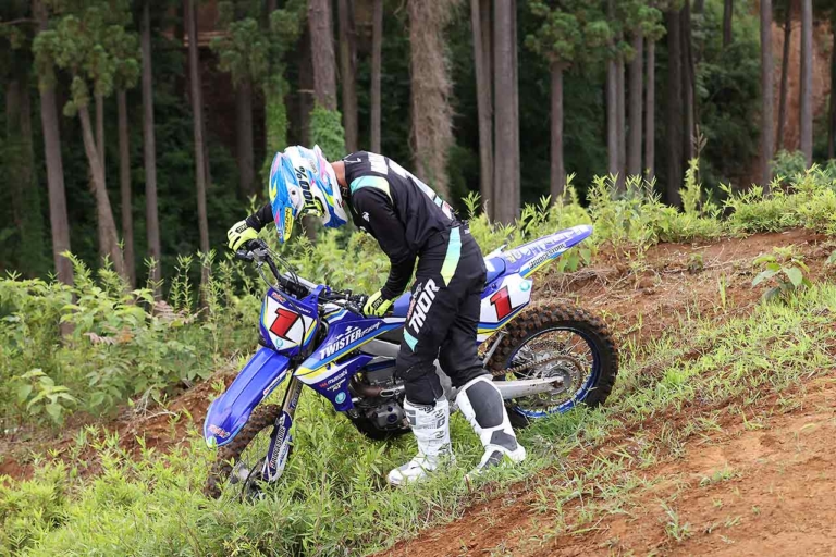 オフロードマシン|リカバリー|起こし方|転倒時に無理せず楽にマシンを起こす方法〈渡辺学のオフロードライディング指南〉