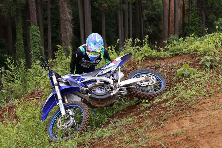 オフロードマシン|リカバリー|起こし方|転倒時に無理せず楽にマシンを起こす方法〈渡辺学のオフロードライディング指南〉