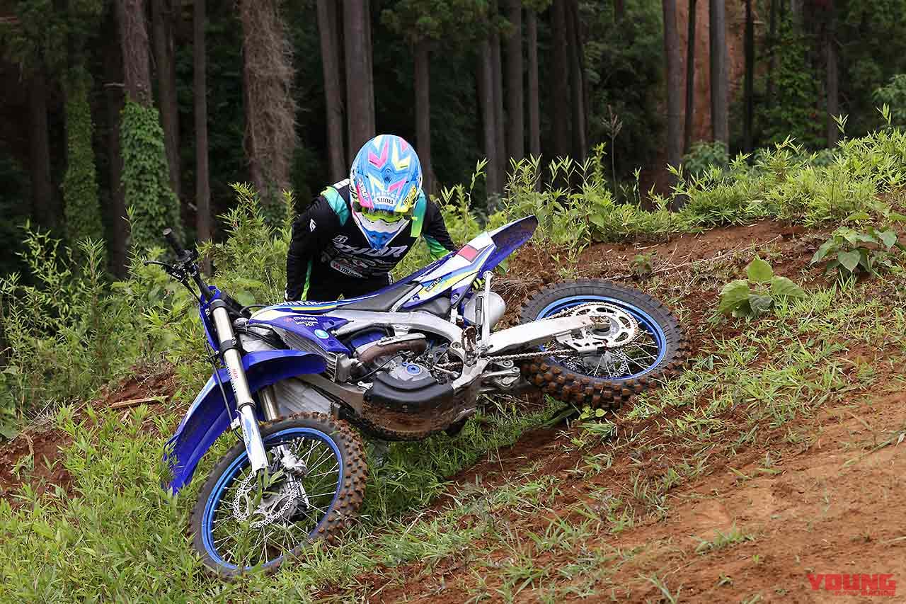 転倒時に無理せず楽にマシンを起こす方法 渡辺学のオフロードライディング指南 Webヤングマシン 最新バイク情報 転倒時に無理せず楽にマシンを起こす方法 渡辺学のオフロードライディング指南 Webヤングマシン 最新バイク情報