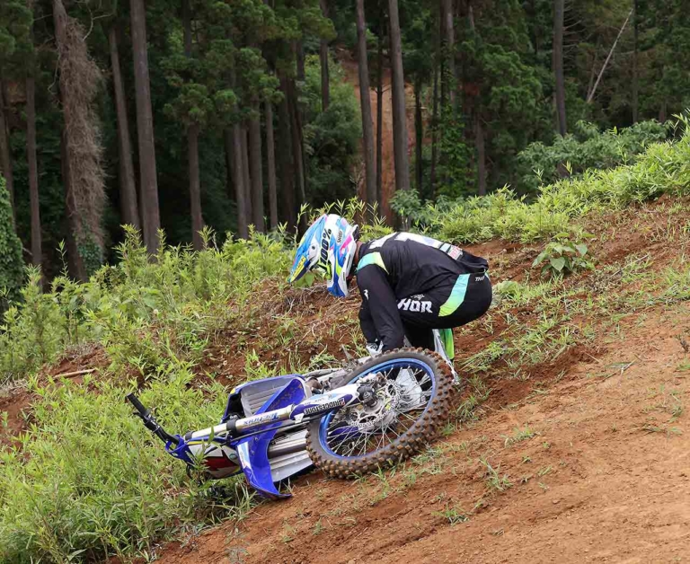 オフロードマシン|リカバリー|起こし方|転倒時に無理せず楽にマシンを起こす方法〈渡辺学のオフロードライディング指南〉