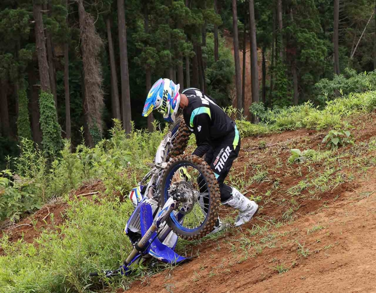 オフロードマシン|リカバリー|起こし方|転倒時に無理せず楽にマシンを起こす方法〈渡辺学のオフロードライディング指南〉