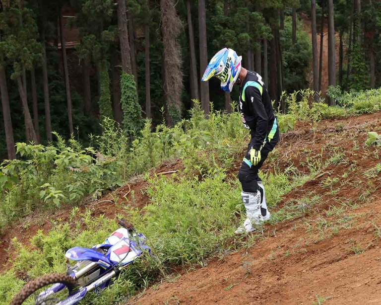 オフロードマシン|リカバリー|起こし方|転倒時に無理せず楽にマシンを起こす方法〈渡辺学のオフロードライディング指南〉