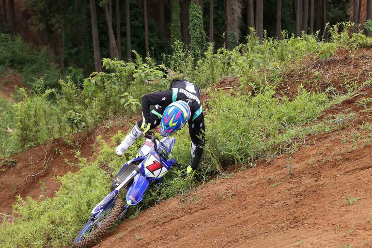 オフロードマシン|リカバリー|起こし方|転倒時に無理せず楽にマシンを起こす方法〈渡辺学のオフロードライディング指南〉