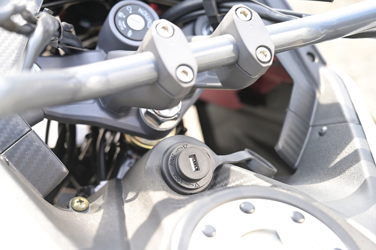 SYM NH T125|USBポート|SYMの原付二種アドベンチャー「NH T125」をテストライド【驚きの価格/充実した装備/高い走破性】