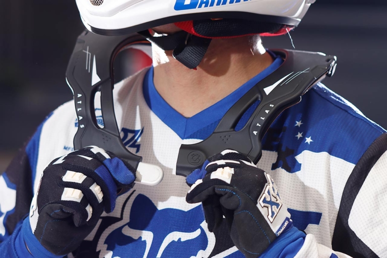 ネックカラー|林道ツーリング装備|ダートフリーク|アトラスヴィジョン|林道ツーリングの強い味方!! 小型軽量コンパクトなネックカラー【転倒時の衝撃から頸椎を保護|ダートフリーク】