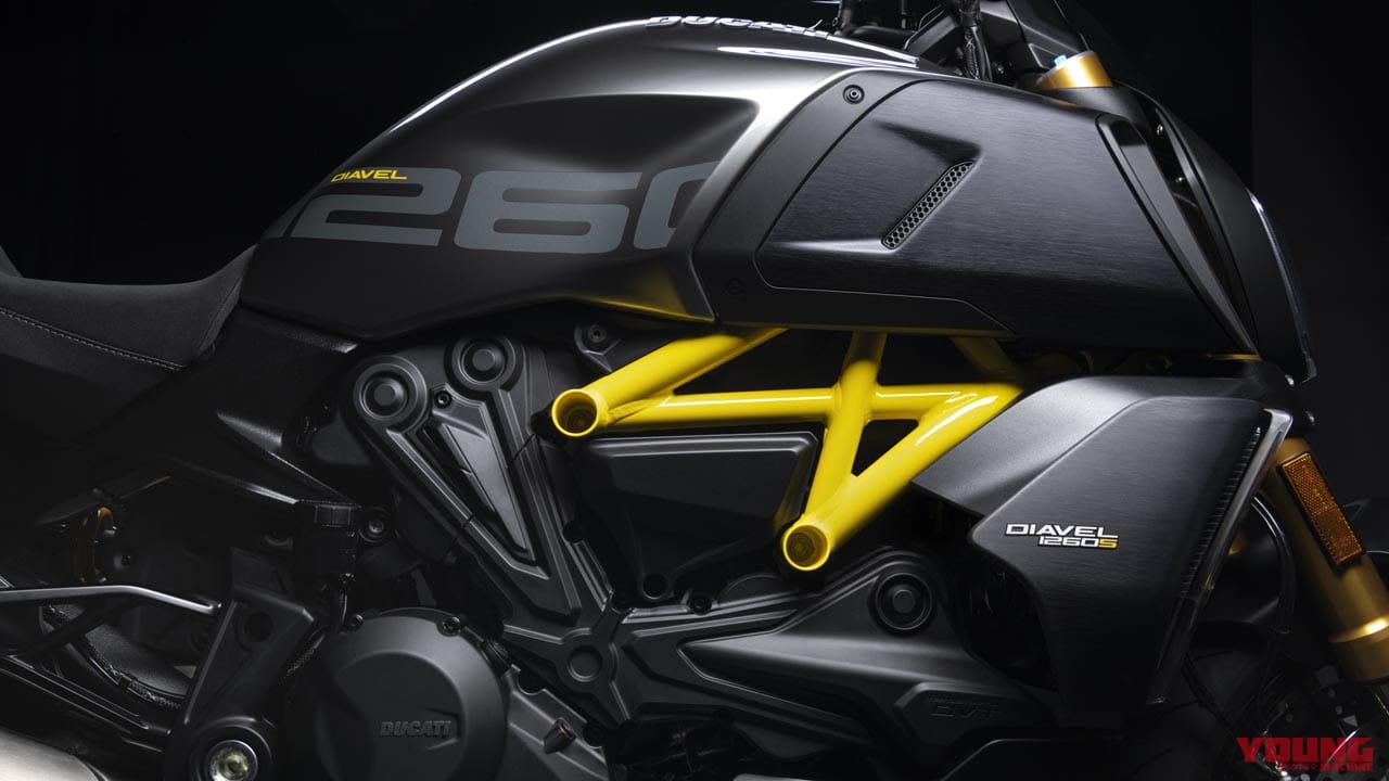 左右非対称の特別カラー! ドゥカティ「ディアベル1260S ブラック&スチール」12/25発売