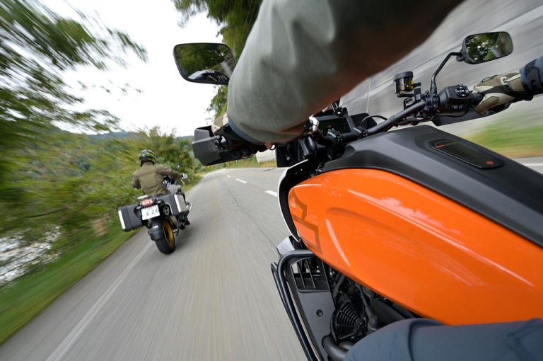 『ウィズハーレー』Vol.10|新旧スポーツスター徹底比較! 『ウィズハーレー』Vol.10発売【カスタム40連発! 誌上スポスタミーティング】