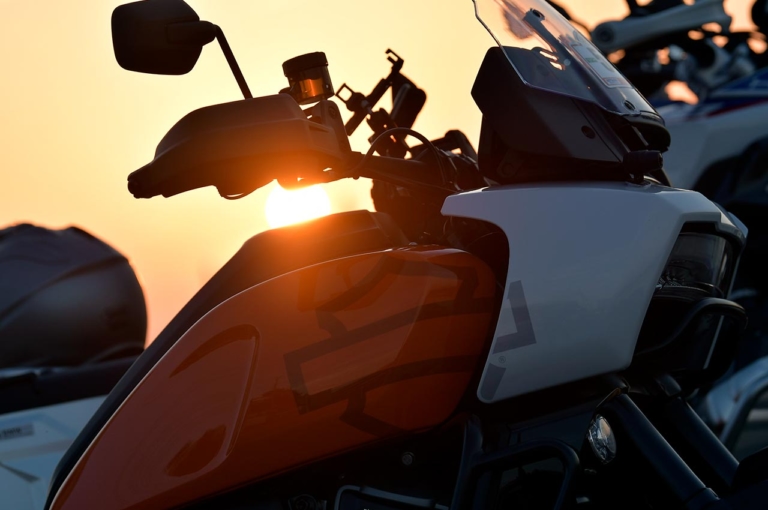 『ウィズハーレー』Vol.10|新旧スポーツスター徹底比較! 『ウィズハーレー』Vol.10発売【カスタム40連発! 誌上スポスタミーティング】