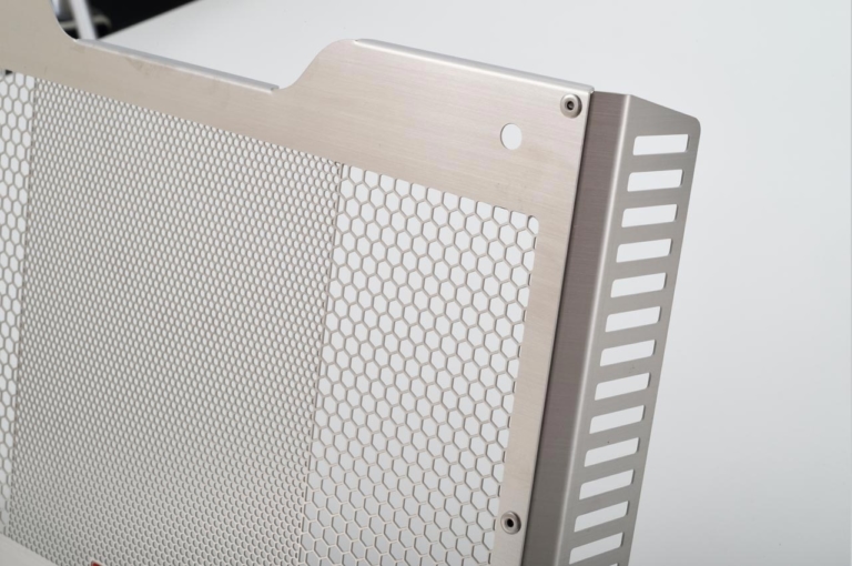 エッチングファクトリー|レブル1100/DCT用ラジエターコアガードタイプA|サイド|レブル1100のラジエターを保護するステンレス製ラジエターコアガード〈エッチングファクトリー〉