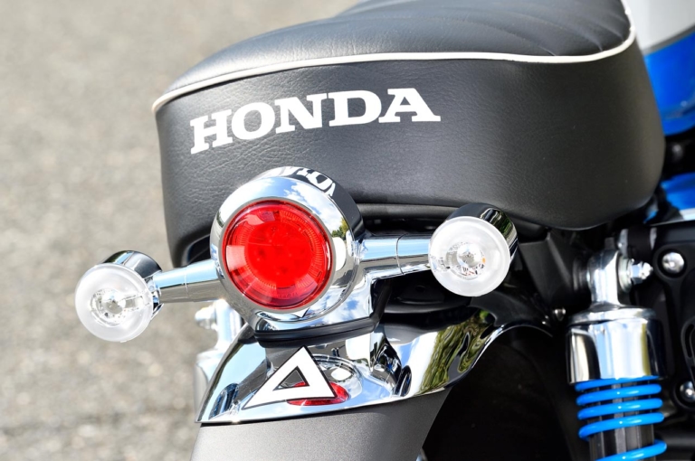 ホンダ モンキー125|テールランプ&リヤウインカー|ホンダ新型モンキー125&スーパーカブC125インプレッション【車両比較編:新規制対応モデルチェンジ】