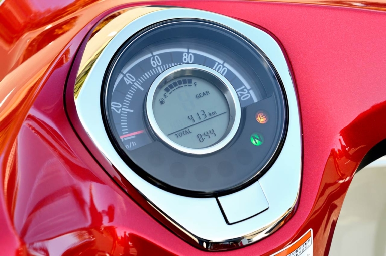 ホンダ スーパーカブC125|メーターパネル|ホンダ新型モンキー125&スーパーカブC125インプレッション【車両比較編:新規制対応モデルチェンジ】