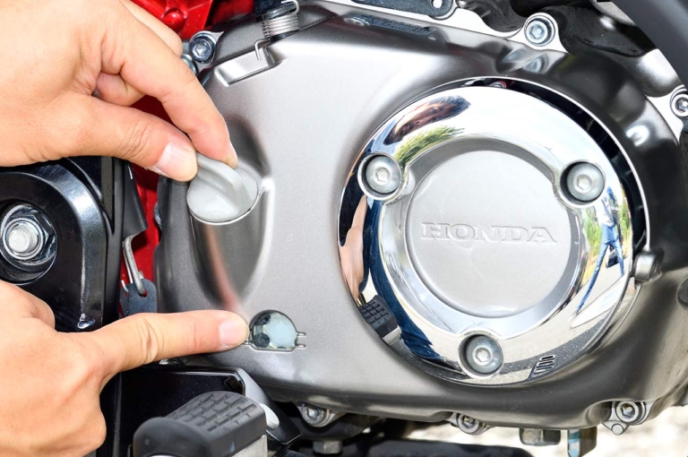 '20 ホンダ モンキー125|右クランクケースカバー|ホンダ新旧モンキー125徹底比較試乗インプレ【力強さの旧型/上質さの新型】