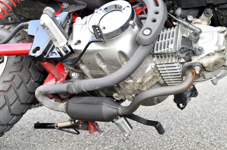 '20 ホンダ モンキー125|エキゾーストパイプ|ホンダ新旧モンキー125徹底比較試乗インプレ【力強さの旧型/上質さの新型】