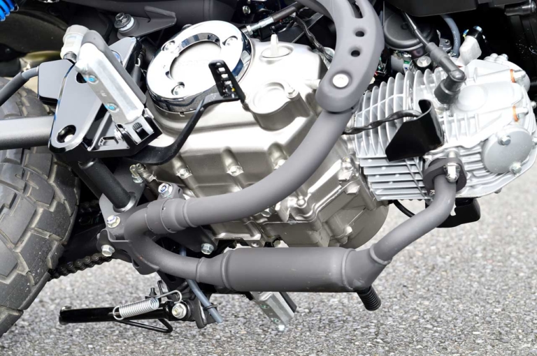 '21 ホンダ モンキー125|エキゾーストパイプ|ホンダ新旧モンキー125徹底比較試乗インプレ【力強さの旧型/上質さの新型】