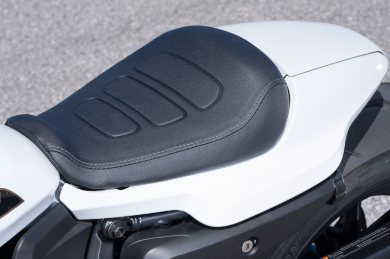 ハーレーダビッドソン スポーツスターS|シート|次世代型ハーレーの実力やいかに!? 新型水冷「スポーツスターS」試乗インプレッション〈車体チェック編〉