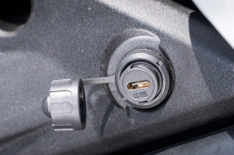 ハーレーダビッドソン スポーツスターS|USB-Cポート|次世代型ハーレーの実力やいかに!? 新型水冷「スポーツスターS」試乗インプレッション〈車体チェック編〉