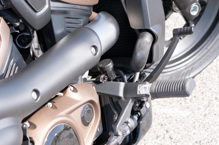 ハーレーダビッドソン スポーツスターS|フォワードコントロール|次世代型ハーレーの実力やいかに!? 新型水冷「スポーツスターS」試乗インプレッション〈車体チェック編〉