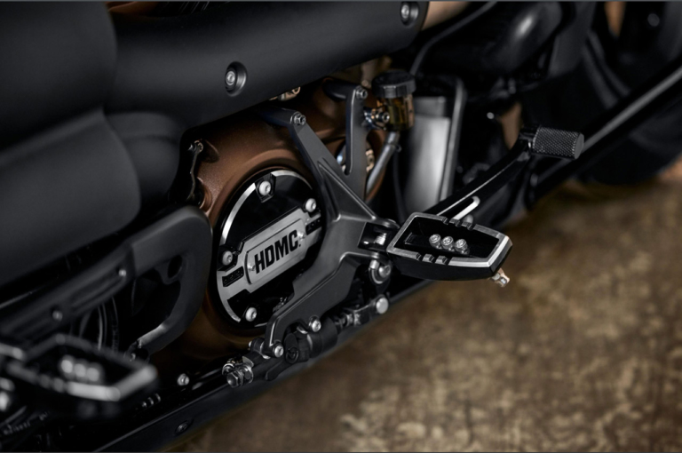 ハーレーダビッドソン スポーツスターS|ミッドコントロールキット|次世代型ハーレーの実力やいかに!? 新型水冷「スポーツスターS」試乗インプレッション〈車体チェック編〉