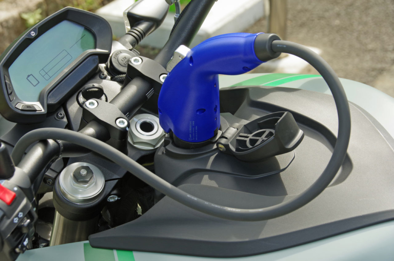 電動バイク|ゼロモーターサイクルズDS|200V充電口|パワフルな電動デュアルパーパスバイク「ゼロモーターサイクルズDS」試乗インプレッション