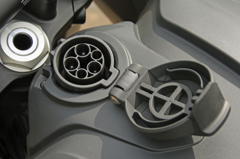 ジーム ゼロモーターサイクルズ DS|電動バイク|200V充電口|パワフルな電動デュアルパーパスバイク「ゼロモーターサイクルズDS」試乗インプレッション