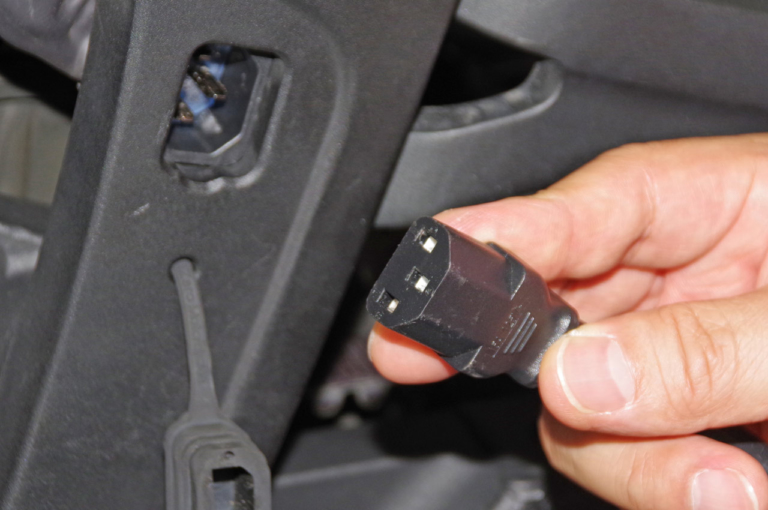 電動バイク|ゼロモーターサイクルズDS|100V充電口|パワフルな電動デュアルパーパスバイク「ゼロモーターサイクルズDS」試乗インプレッション