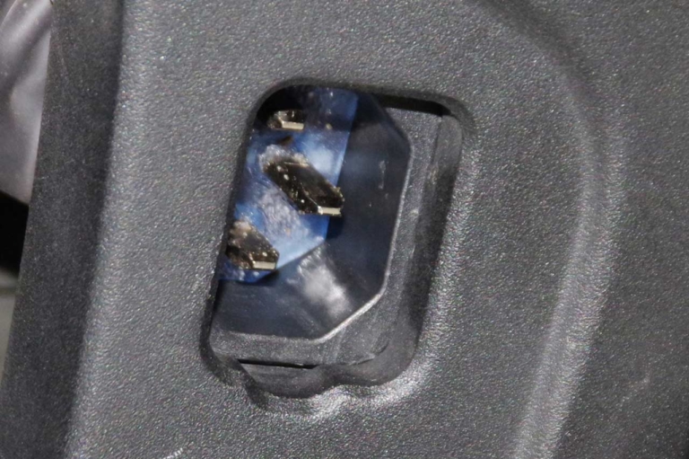 電動バイク|ゼロモーターサイクルズDS|充電口キャップ|パワフルな電動デュアルパーパスバイク「ゼロモーターサイクルズDS」試乗インプレッション