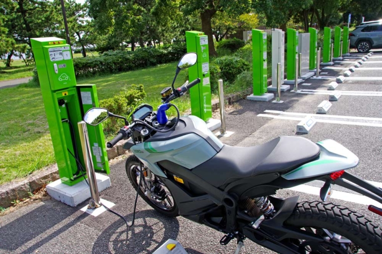 電動バイク|充電設備|パワフルな電動デュアルパーパスバイク「ゼロモーターサイクルズDS」試乗インプレッション