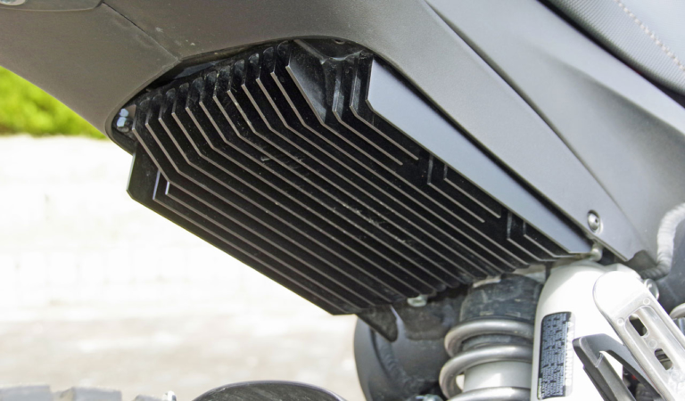 電動バイク|ゼロモーターサイクルズDS|放熱コントローラー|パワフルな電動デュアルパーパスバイク「ゼロモーターサイクルズDS」試乗インプレッション