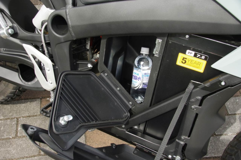 電動バイク|ゼロモーターサイクルズDS|収納ボックス|パワフルな電動デュアルパーパスバイク「ゼロモーターサイクルズDS」試乗インプレッション