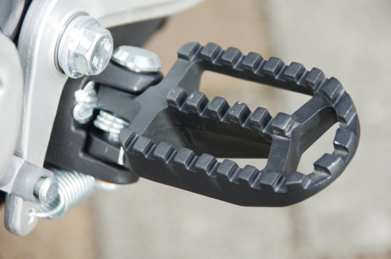 電動バイク|ゼロモーターサイクルズ DS|フットペグ|パワフルな電動デュアルパーパスバイク「ゼロモーターサイクルズDS」試乗インプレッション