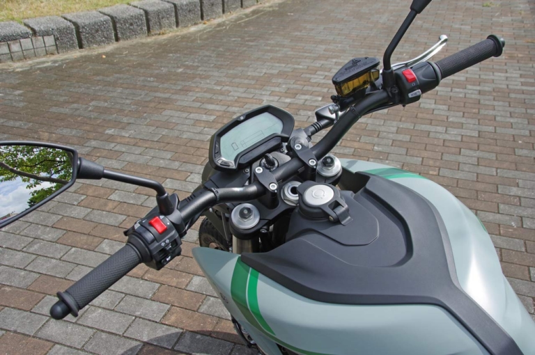 電動バイク|ゼロモーターサイクルズ DS|ハンドル|パワフルな電動デュアルパーパスバイク「ゼロモーターサイクルズDS」試乗インプレッション