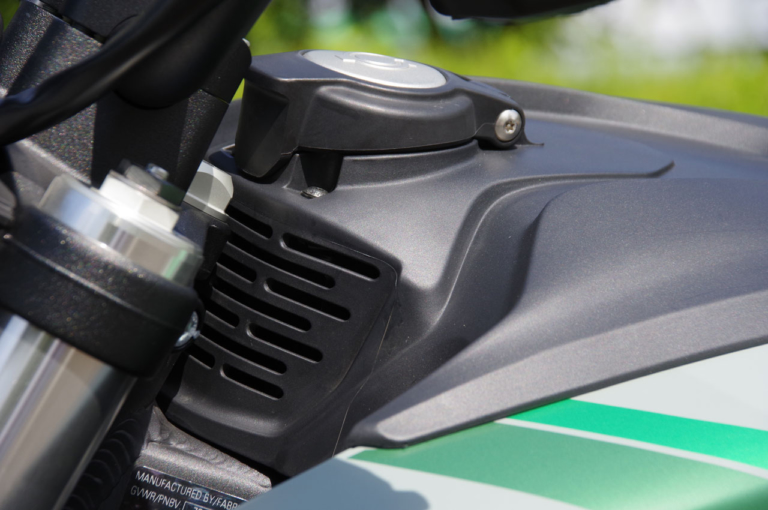 電動バイク|ゼロモーターサイクルズDS|充電口放熱孔|パワフルな電動デュアルパーパスバイク「ゼロモーターサイクルズDS」試乗インプレッション