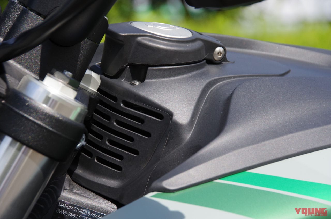 電動バイク|ゼロモーターサイクルズDS|充電口放熱孔|パワフルな電動デュアルパーパスバイク「ゼロモーターサイクルズDS」試乗インプレッション