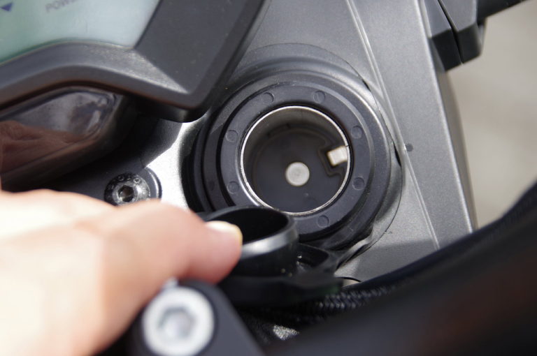 電動バイク|ゼロモーターサイクルズDS|DCソケット|パワフルな電動デュアルパーパスバイク「ゼロモーターサイクルズDS」試乗インプレッション