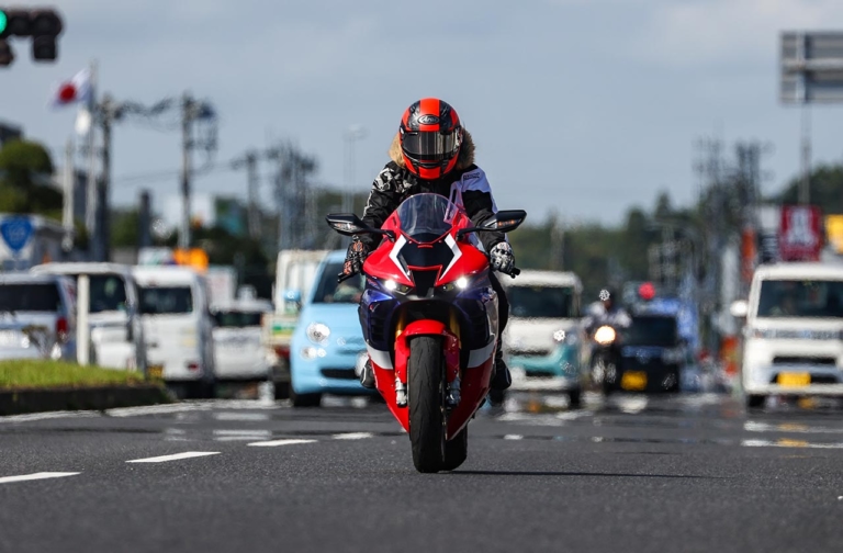 ホンダ CBR1000RR-RファイアーブレードSP|岡崎静夏|岡崎静夏のホンダCBR1000RR-R SP試乗インプレ【高性能をモノにする挑戦は宇宙空間への冒険のよう】