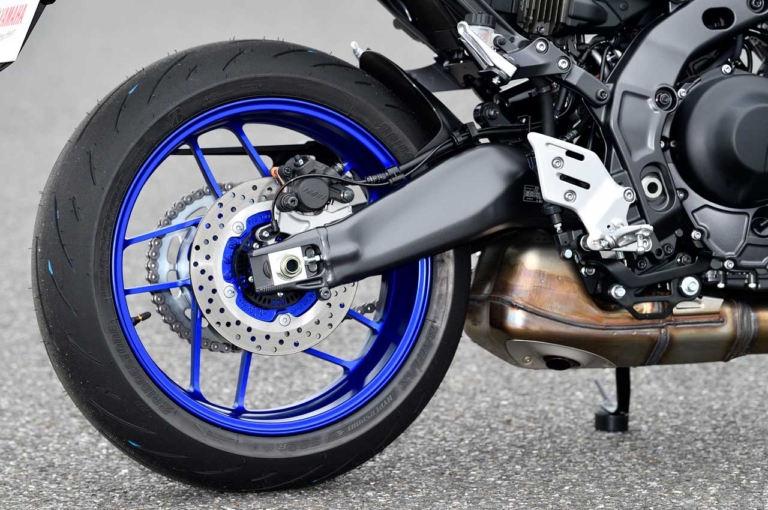 ヤマハMT-09|スイングアーム|専用装備で戦闘力増! 新型ヤマハXSR900ディテール詳報〈エンジン&車体編〉